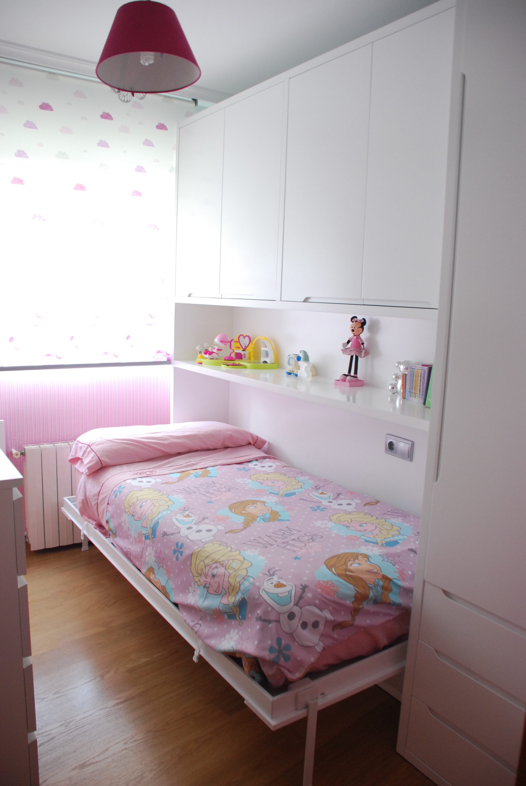 Habitación infantil con cama abatible horizontal Kids 52 de Piñero y Cabrero