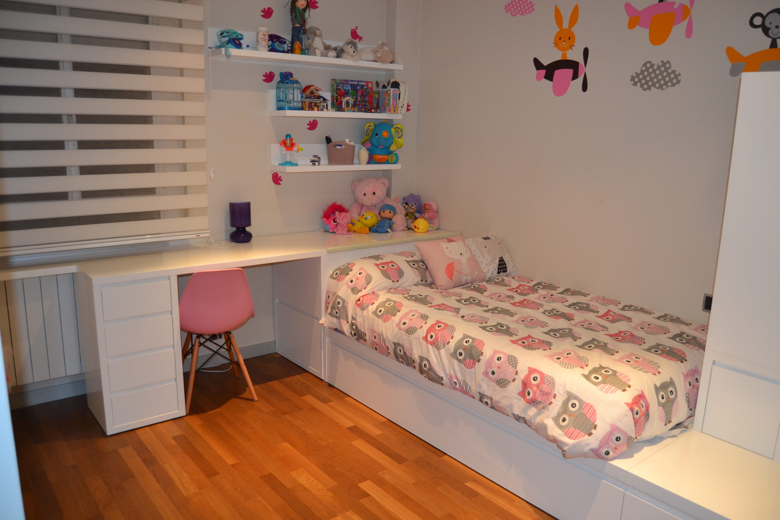 Dormitorio juvenil completo con escritorio y cabecero estantería.