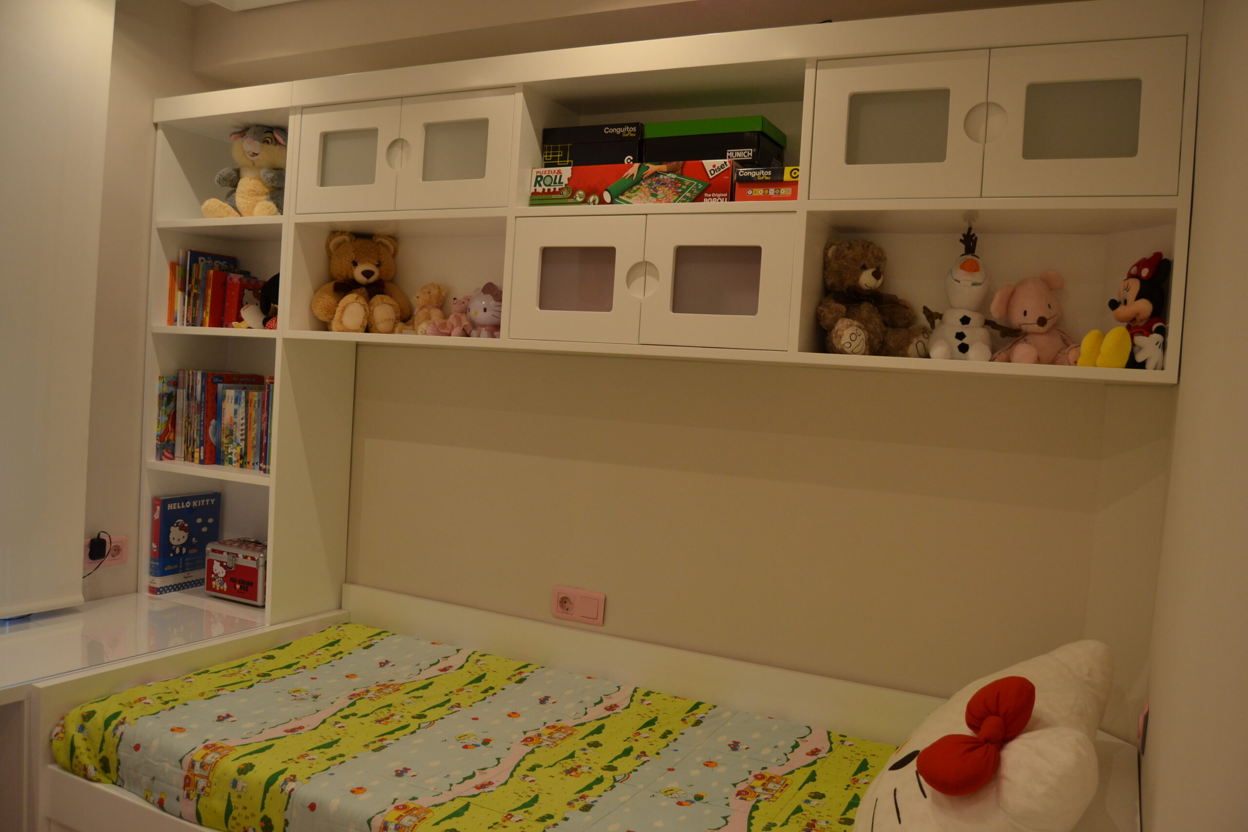 Dormitorio juvenil con armario recto con terminal, cama nido con